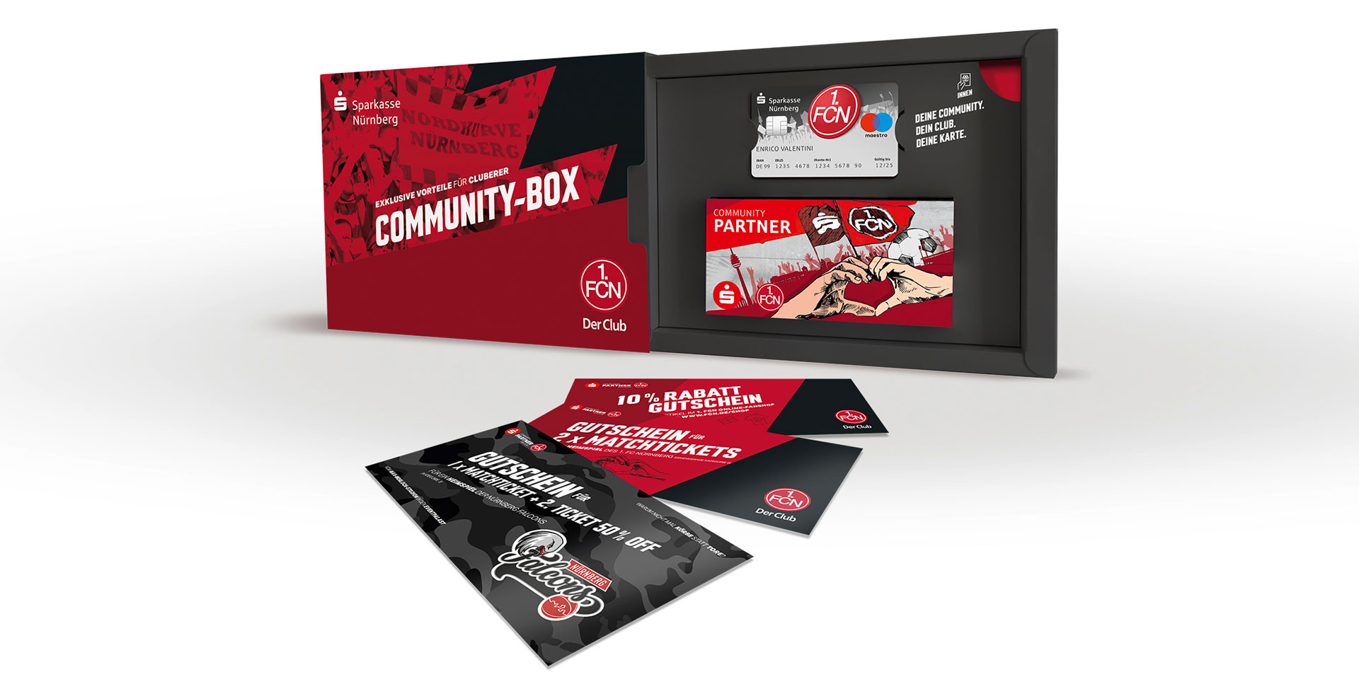 Eine schwarze Box mit abgezogenem rotem Stüldeckel, auf dem das Sparkasse Nürnberg Logo sowie das Logo des 1.FCN aufgedruckt ist. Schwenkende Fahnen im Fußballstadion und darüber das Wort Community Box.