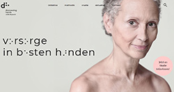 Porträt einer älteren Dame ca. 60 Jahre alt. Kopf Gesicht und textilfreie Schultern sind zu sehen, danaben der Hinweis "Vorsorge in besten Händen".