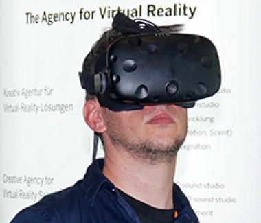 Junger Mann mit VR-Brille
