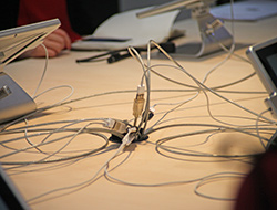 Verkabelte mobile Kommunikationsgeräte auf Tisch