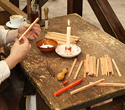 Handwerker fertigt mit Werkzeugen Bleistifte