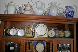 Sammlung Kaffeekannen Uhren auf Schrank