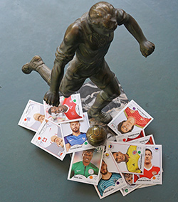 Fußballer-Skulptur mit Panini Sammelbildern
