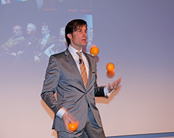 Olaf Hartmann jongliert mit Orangen