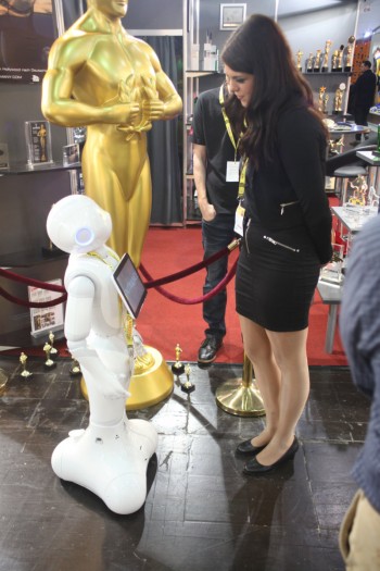 Junge Frau unterhält sich mit Roboter