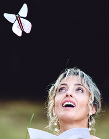 Überraschte Frau blickt Schmetterling nach