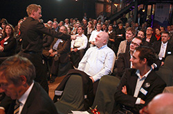 Martin Lindstrom deutet auf Zuhörer