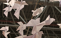 Papierflieger als Messestand-Dekoration